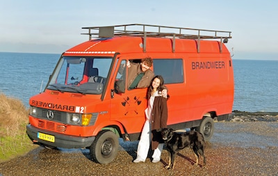 Jong stel Melvin en Britt: ‘Deze oude brandweerwagen moest ons huisje op wielen worden’