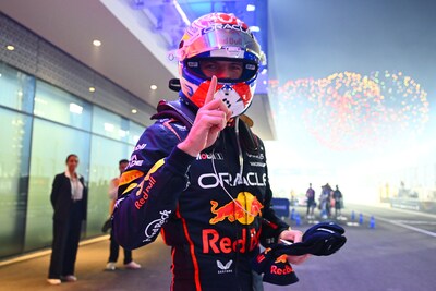 https://images.pzc.nl/ODY1ZGQxNWE2MzAzNGViM2QxNWUvZGlvLzI2NjA1Mzc5NC9maXQtd2lkdGgvNDAw/lusail-city-qatar-november-30-race-winner-max-verstappen-of-the-netherlands-and-oracle-red-bull-racing-celebrates-on-arrival-in-parc-ferme-during-the-f1-grand-prix-of-qatar-at-lusail-international-circuit-on-november-30-2025-in-lusail-city-qatar-photo-by-mark-sutton-formula-1-formula-1-via-getty-images
