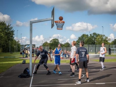 Goes steekt 24.000 euro in kunstwerk op basketbalveld