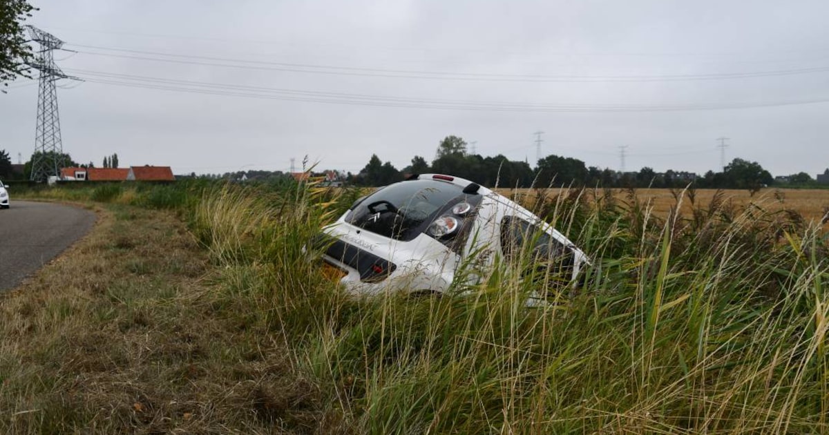 Auto in de sloot bij Schore