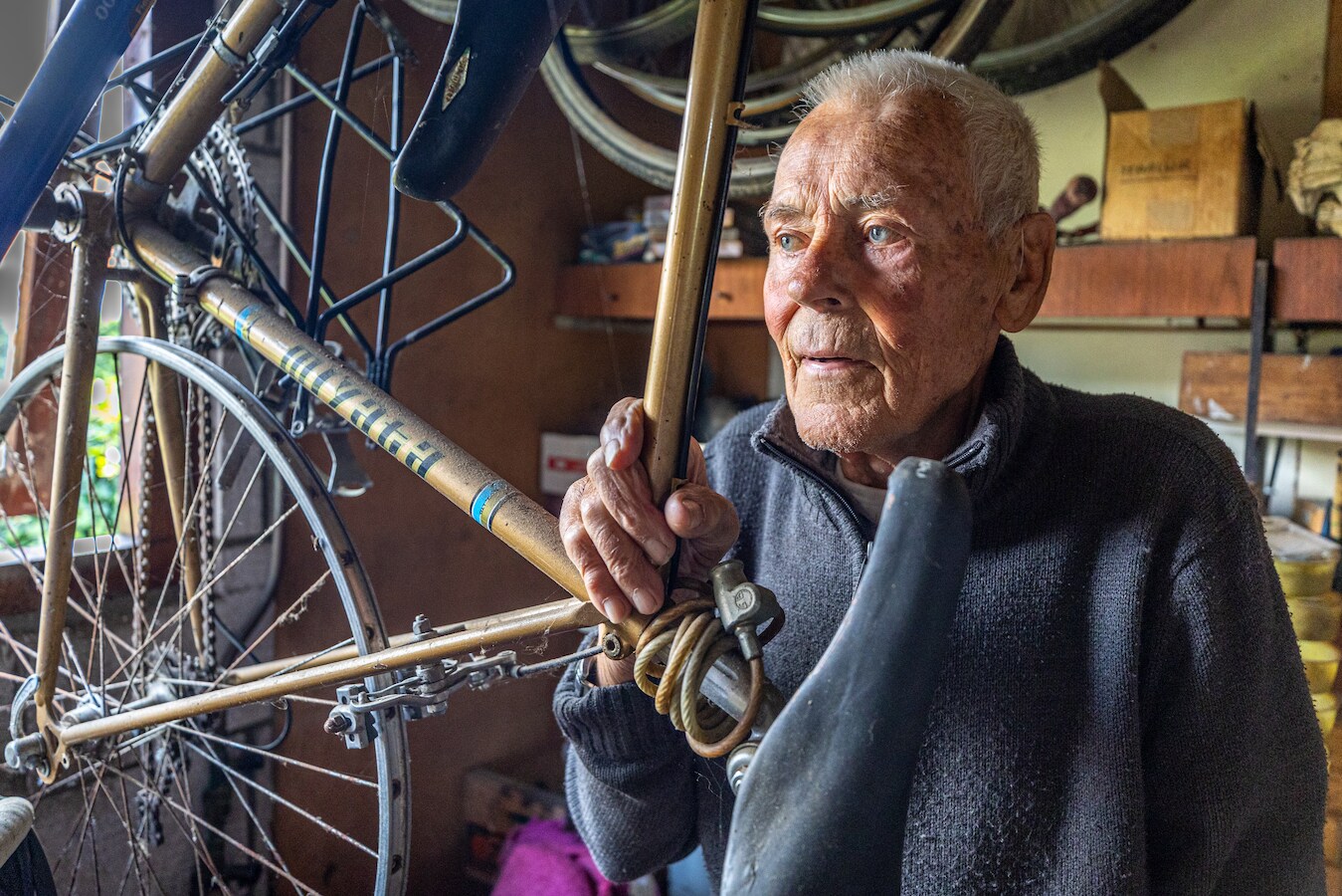 Wielrenner Jo de Roo (87) gaf al zijn trofeeën weg, op één na en die ...
