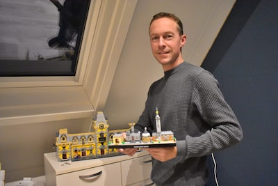 Nicky verkoopt Lego-sets van de Middelburgse skyline: 'Ieder blokje sorteer ik met de hand'