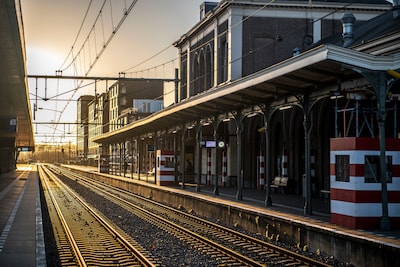 ProRail begint maandag met weghalen monumentale perronkap station