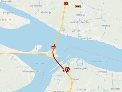 Rechterrijstrook van A29 afgesloten door botsing bij Haringvlietbrug