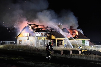 Grote brand in leegstaand hotel in Westkapelle
