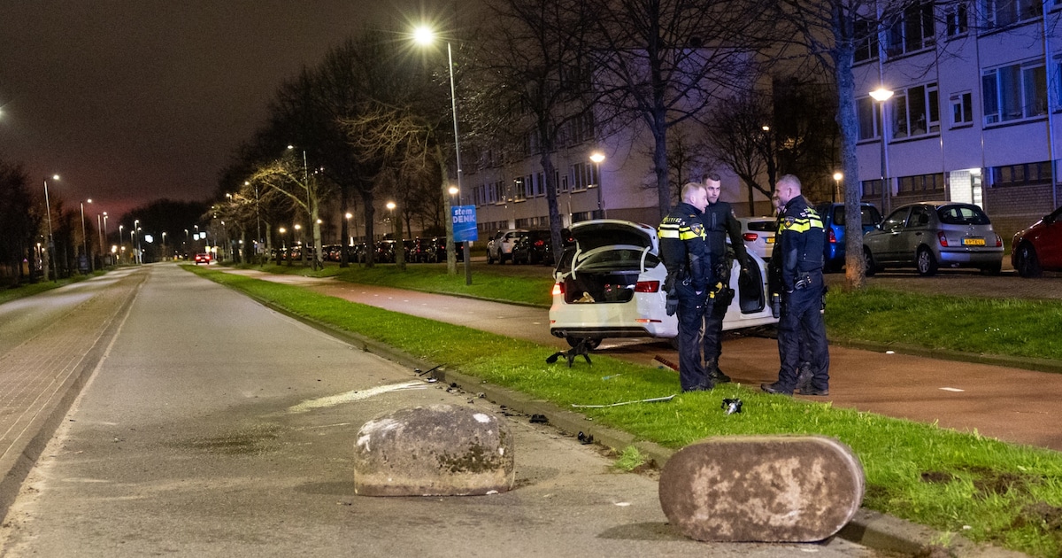 Auto rijdt vermoedelijk kilometerslang spookrijdend door Schiedam en crasht uiteindelijk tegen blok 