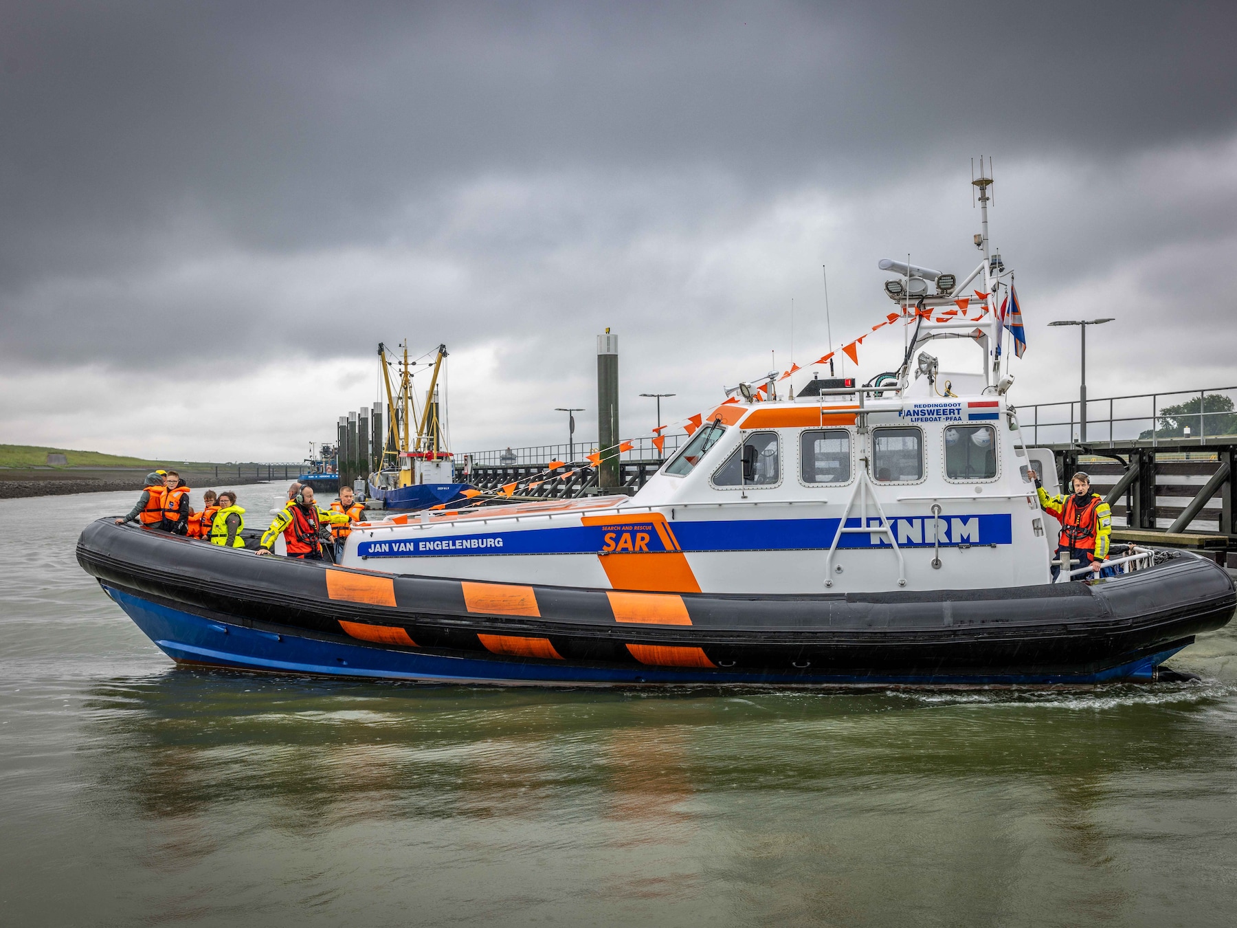 Hulpdiensten brengen slachtoffer naar het ziekenhuis na reddingsactie bij Postbrug bij Kapelle