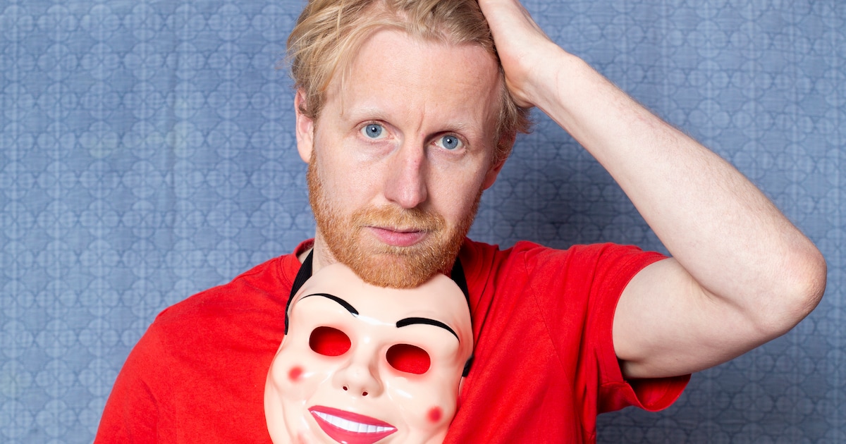 Hij bloosde al als de leraar zijn naam zei, nu vult hij zalen: van wiskundeleraar naar cabaretier