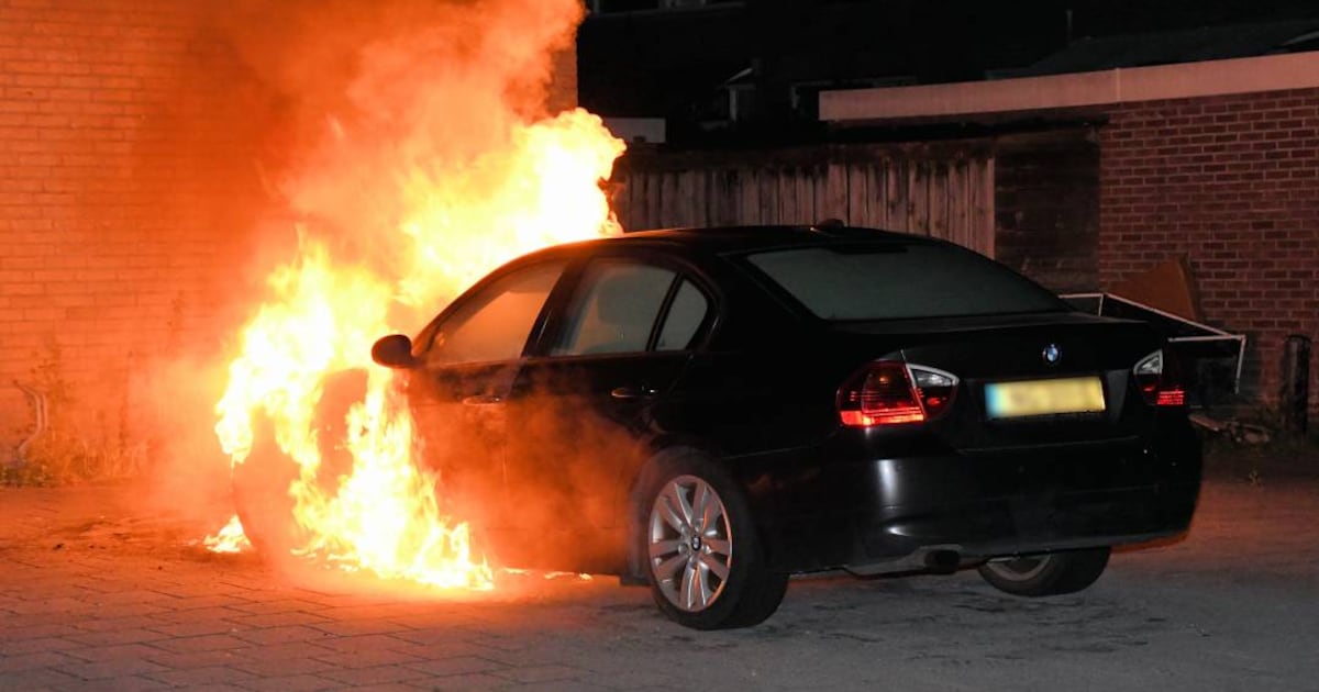 Geparkeerde BMW brandt uit in Middelburg, politie onderzoekt mogelijke brandstichting