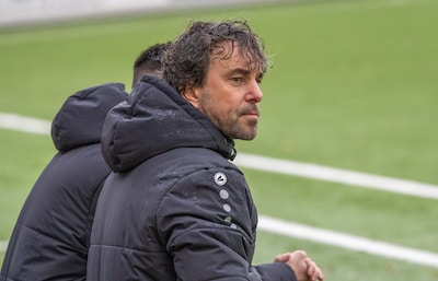 Trainer Jurriaan van Poelje vertrekt aan het eind van dit seizoen bij UNA: ‘Het gaat niet zoals gedacht’