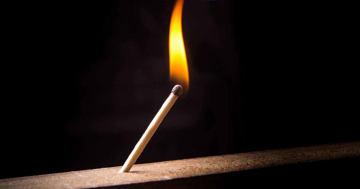 Buurt schrikt wakker van harde knal en ziet dan vlammen