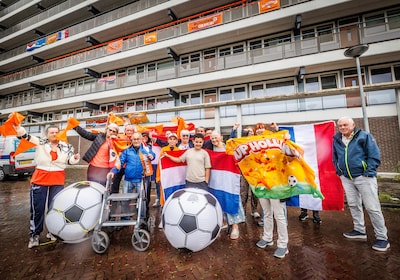 Flatbewoners op achterste benen, omdat oranje WK-vlaggetjes 