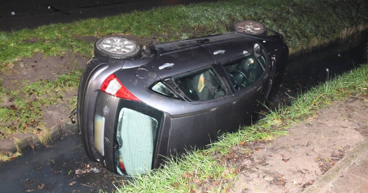 Auto in de sloot bij Roompot Beach Resort Kamperland