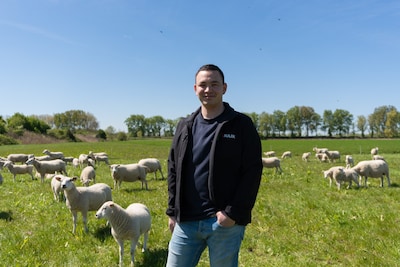 Niels (27) gaat in Brussel knokken voor jonge boeren: ‘Als je invloed wilt, moet je er vanaf het beg