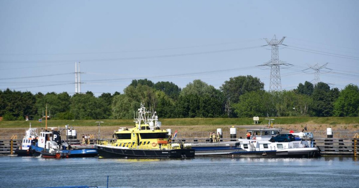Lekkage in binnenvaartschip met 1000 ton maïs aan boord bij Hansweert