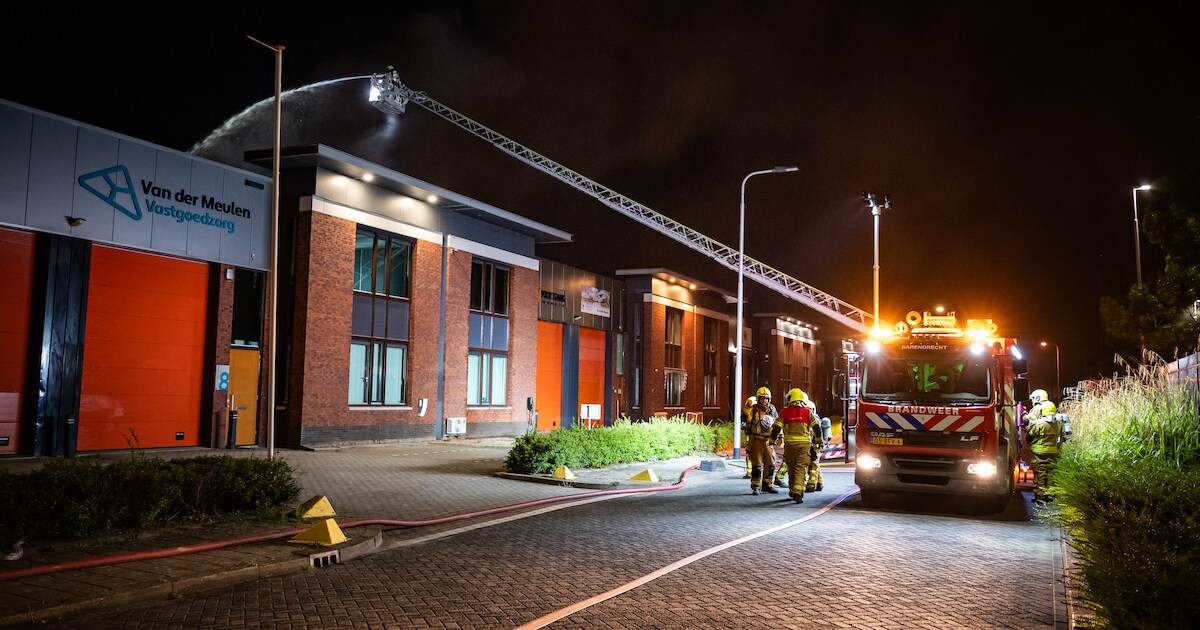 Heftige brand in bedrijfspand in Barendrecht