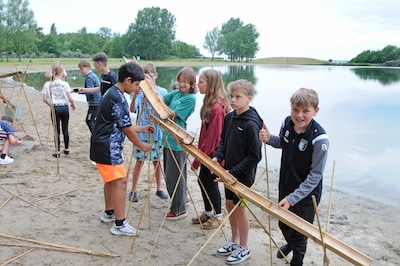 Leerlingen van Schouwen en Goeree strijden op het strand van de Grevelingendam