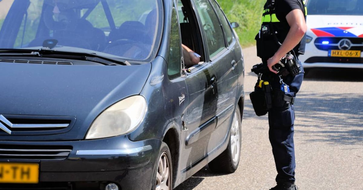 Auto schuurt langs andere auto in Arnemuiden