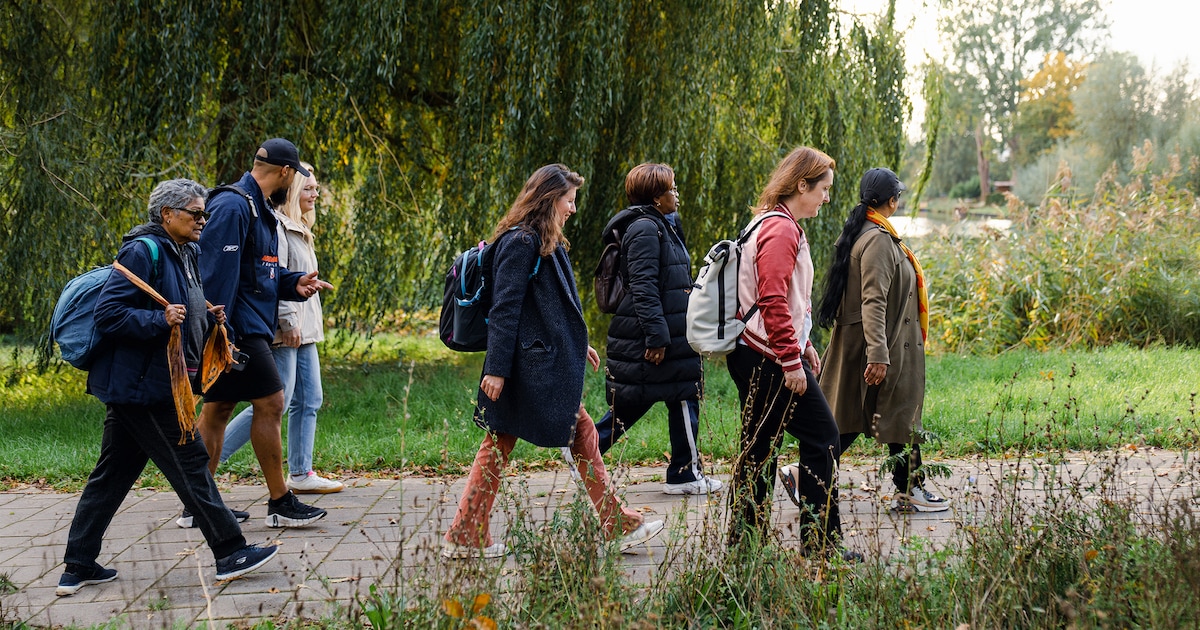Samen wandelen, kletsen en even stilstaan: hier loop je mee tijdens Walk of Life in de buurt van Mid