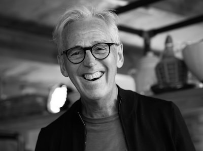 Mediaondernemer en journalist Derk Sauer (72) in zijn huis in Zeeland overleden aan gevolgen van zeilongeluk