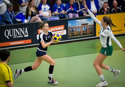 Korfbalsters Romy de Rijke en Tess Voshart bereiken halve finales Champions League en kunnen elkaar in eindstrijd treffen