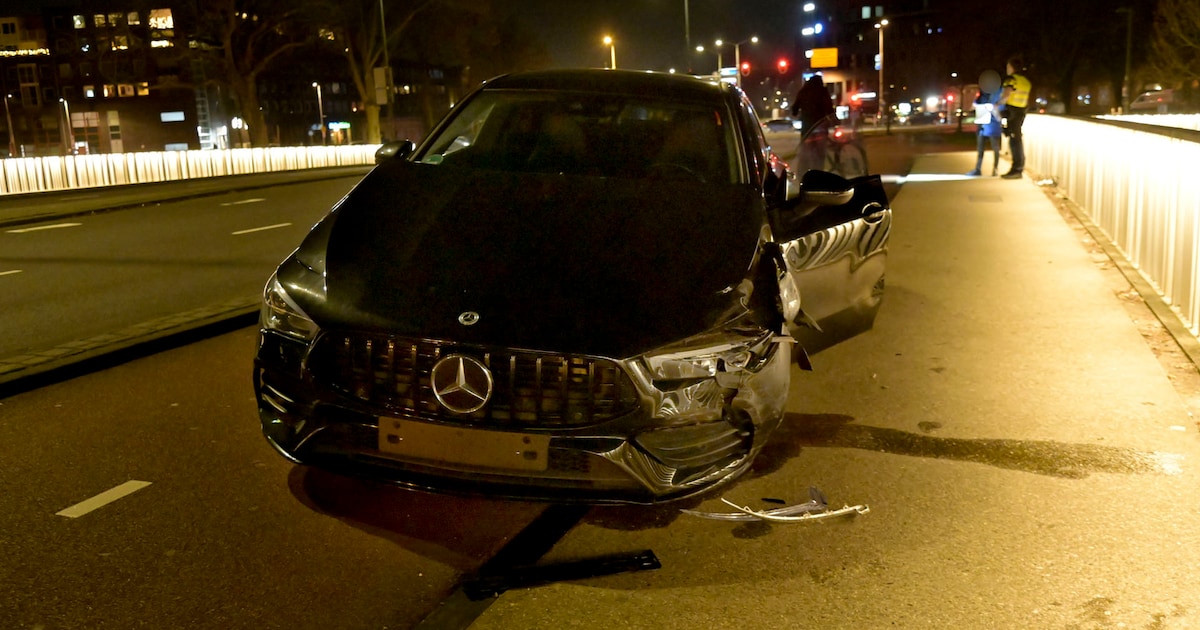 Botsing tussen drie auto’s op brug in Breda