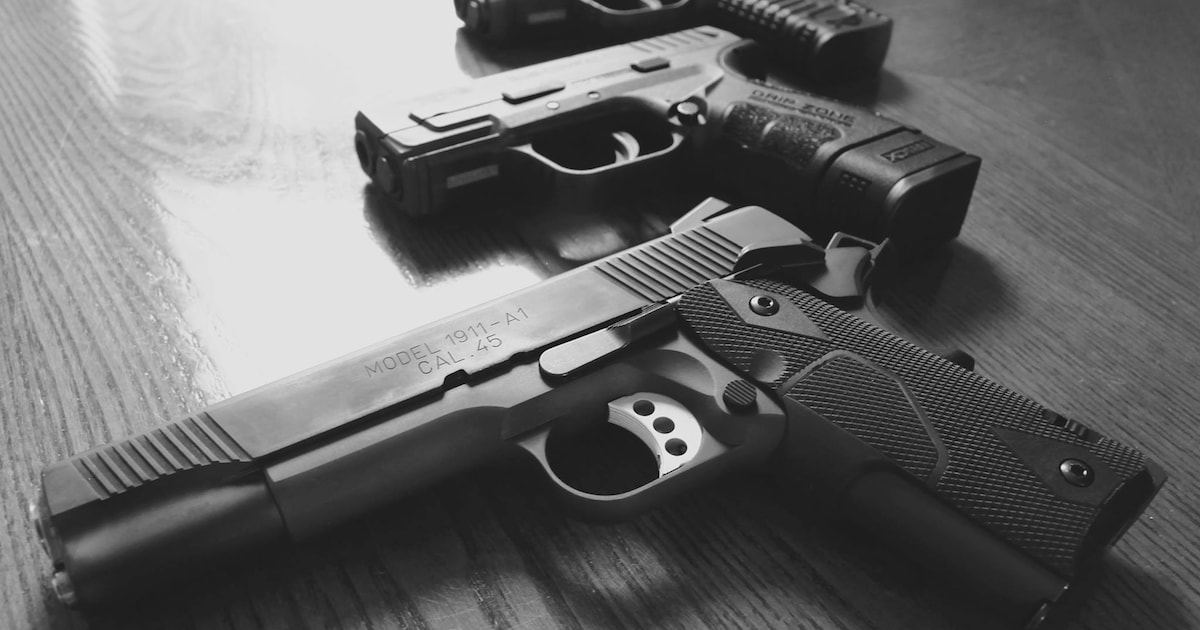 Politie vindt drugs en twee pistolen in huis Hoedekenskerke