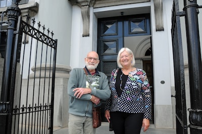 Een eeuw na hun dood overweldigd door familieleden; boekje over ‘verborgen, maar niet vergeten Joodse Begraafplaats