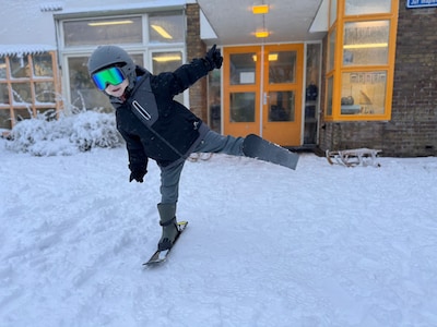 Levi (5) ging op zijn ski’s naar school: ‘Dit vergeet ik nooit meer’