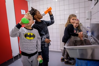 BRIEVEN | Als zelfs de scheepvaart op de Rijn bijna stilvalt los je dat niet op door meer te betalen voor drinkwater