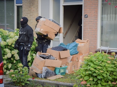 Politie valt woning in Oosterland binnen, mogelijk vanwege n
