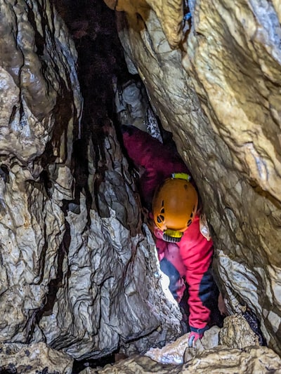 Complexe reddingsoperatie voor Italiaanse speleoloog die op 120 meter diepte vastzit