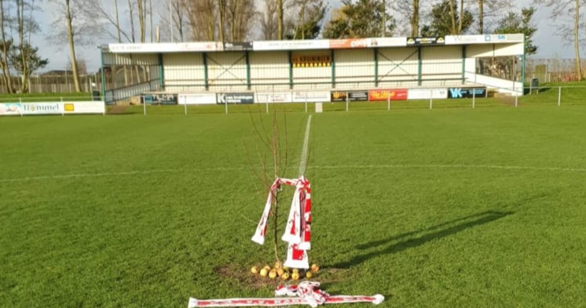 Supporters Kapelle planten voor de derby appelboom op middenstip Kruiningen | Zeeuws voetbal