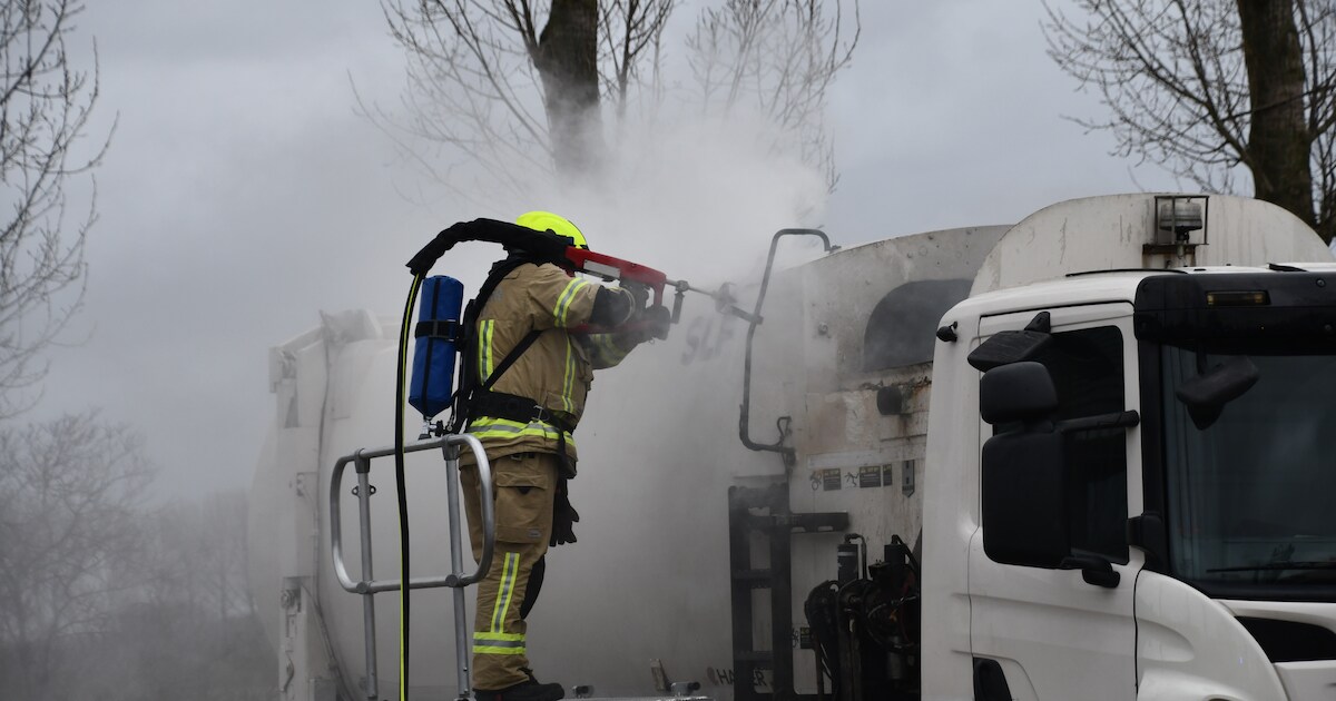 Vuilniswagen geladen met papier in brand in Graauw, brandweer heeft moeite met blussen