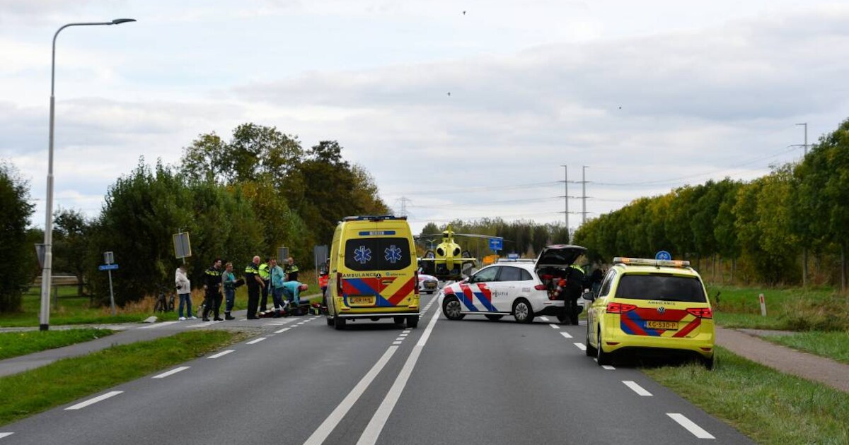 Traumahelikopter geland na botsing tussen fietser en pick-uptruck in Kapelle.