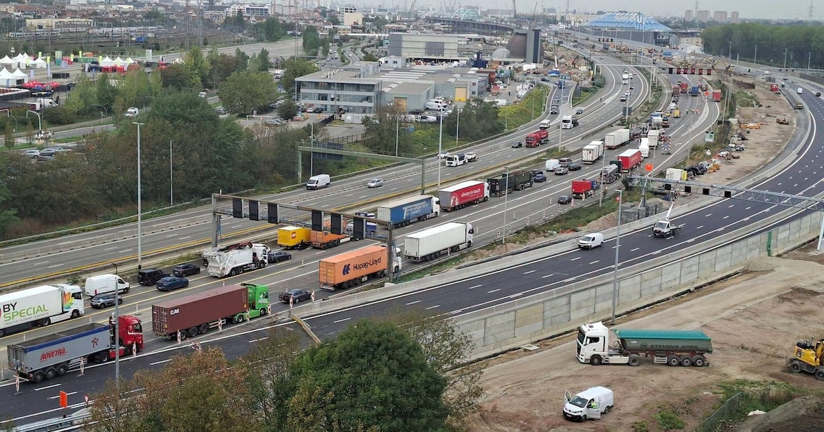 Ruim uur file op Antwerpse Ring richting Nederland door ongeval in Deurne: ook hinder op E313 en A12