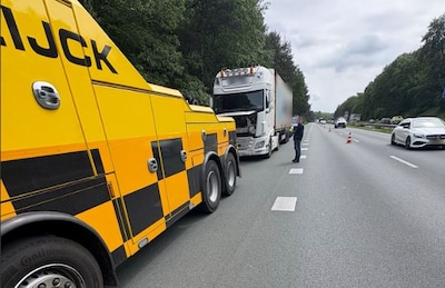 Vrachtwagen met pech veroorzaakt file op A4 bij Bergen op Zoom-Zuid