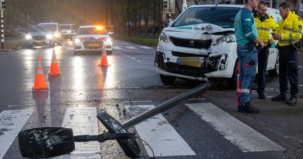 Werkbus rijdt lantaarnpaal omver op kruising in Vlaardingen