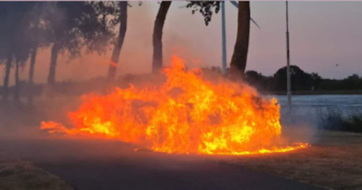 Rookoverlast door brandende hooibalen bij Sluiskil