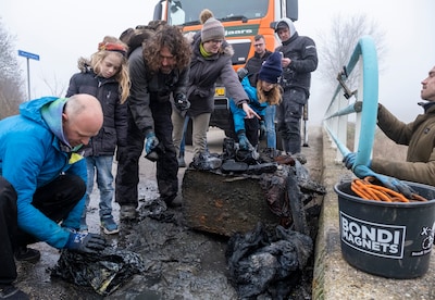 Magneetvissers lossen mysterie rond gevonden kluis razendsnel op: eigenaresse krijgt spullen na 14 jaar terug