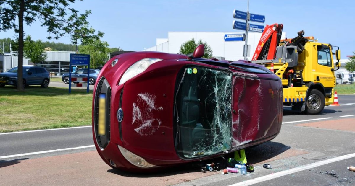 Auto op zijn dak na botsing in Heinkenszand