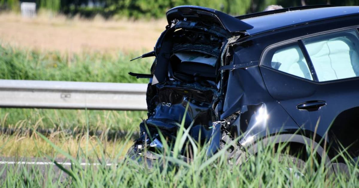 Schade door botsing vrachtwagen-auto A256 Goes.