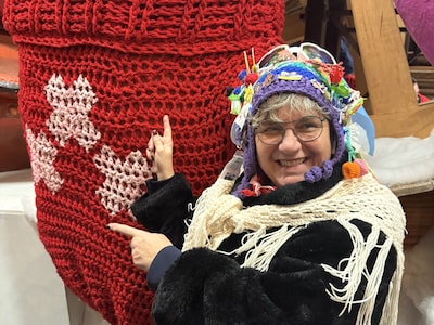 Saskia maakte de muts op de Prinsewagen: ‘Een haaknaald zo dik als een bezemsteel’