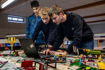 Lego Giants van het MollerJuvenaat bouwen een robot met meerdere armen