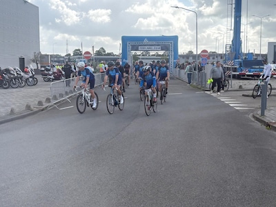 Ride for the Roses is begonnen - na een minuut stilte en zonder startschot
