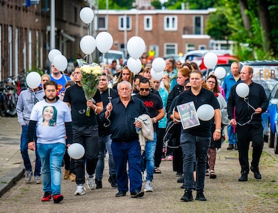 Als bij de stille tocht Joeweela's favoriete nummer klinkt, laat iedereen de witte ballonnen los