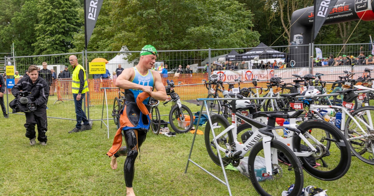 Hij moest even zoeken naar zijn schoenen, maar Rens de Ridder wint kwart triatlon in Terneuzen