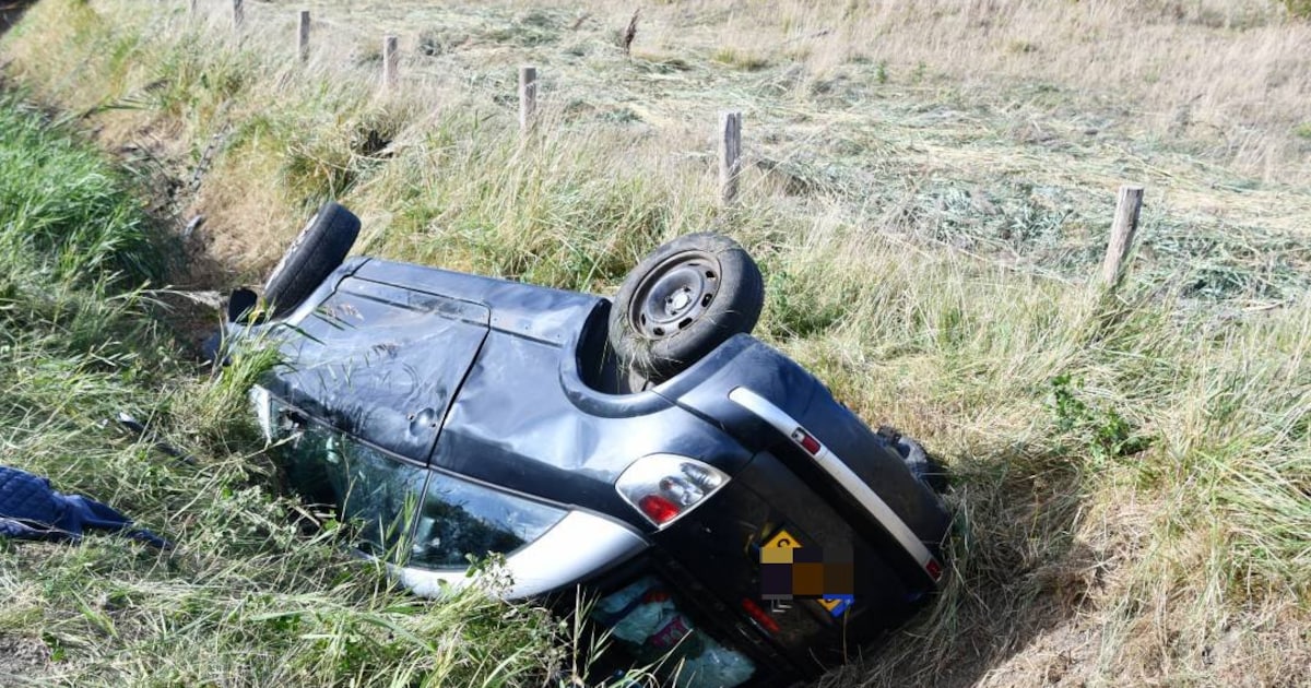 Auto op de kop in sloot na ongeval op Philipsweg in Oostburg.