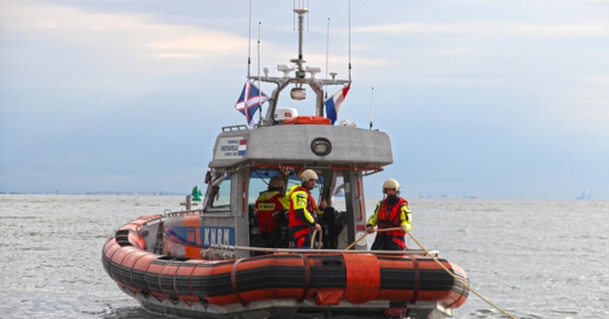 Oude man stoot hoofd op boot, raakt meerdere keren buiten bewustzijn en ...