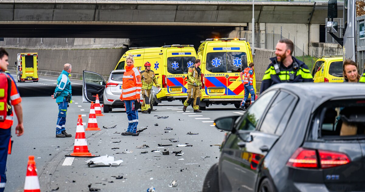 Drie zwaargewonden bij botsing vrachtwagen en auto’s op A16 bij Prinsenbeek, snelweg weer open